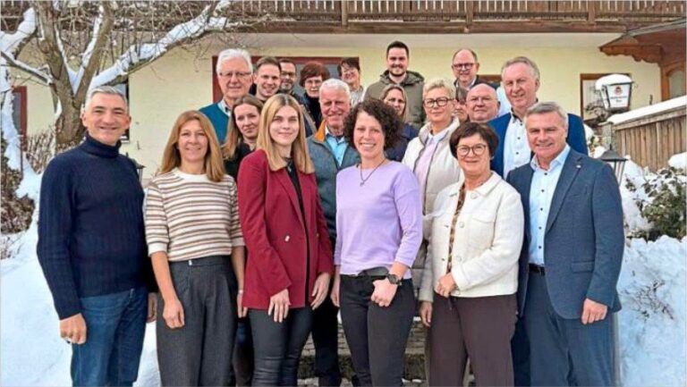 Gut besucht war die Gründungsversammlung des Vereins „Stille Hilfe im Landkreis Regen“. Aus Landshut angereist waren Landrat Peter Dreier (vorne rechts) und seine Ehefrau Petra Dreier (links daneben), um über ihre Erfahrungen zu berichten. Landrat Ronny Raith (vorne links) übernimmt die Schirmherrschaft, Karolin Fuchs (vorne, Dritte von rechts) den Vorsitz des neuen Vereins. Foto: Stefan Ernst