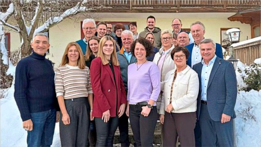 Gut besucht war die Gründungsversammlung des Vereins „Stille Hilfe im Landkreis Regen“. Aus Landshut angereist waren Landrat Peter Dreier (vorne rechts) und seine Ehefrau Petra Dreier (links daneben), um über ihre Erfahrungen zu berichten. Landrat Ronny Raith (vorne links) übernimmt die Schirmherrschaft, Karolin Fuchs (vorne, Dritte von rechts) den Vorsitz des neuen Vereins. Foto: Stefan Ernst