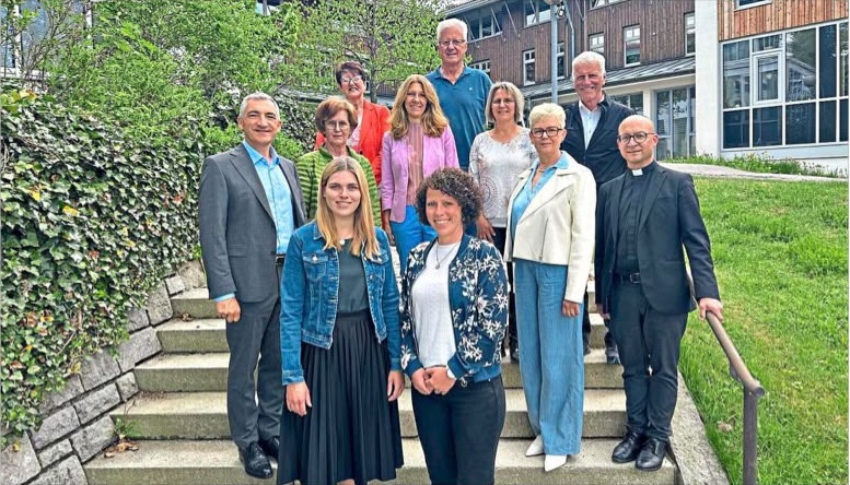 Die Vorstandschaft: In der ersten Reihe vorne von links die 2. Vorsitzende Lisa Aulinger und die 1. Vorsitzende Karolin Fuchs; dahinter von links Landrat und Schirmherr Ronny Raith, Hedwig Edenhofer-Lang, Christine Feuerecker, Sonja Raith, Edwin Schedlbauer, Christine Precht, Gisela Hies, Herbert Fuchs und Pfarrer Tobias Magerl. – Foto: Stille Hilfe e. V.